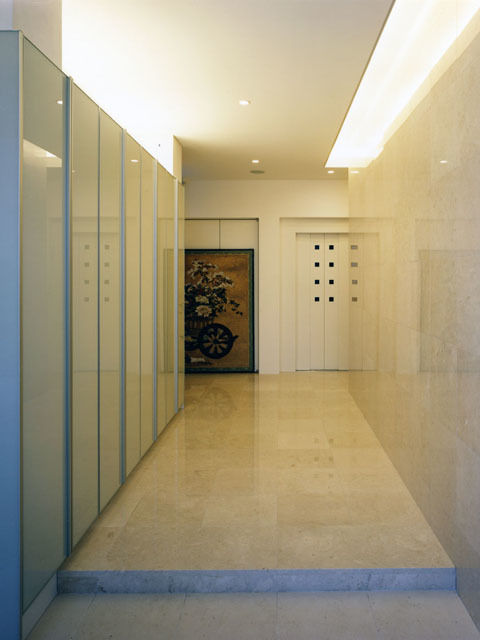 六麓荘の家, 大塚高史建築設計事務所 大塚高史建築設計事務所 Modern corridor, hallway & stairs