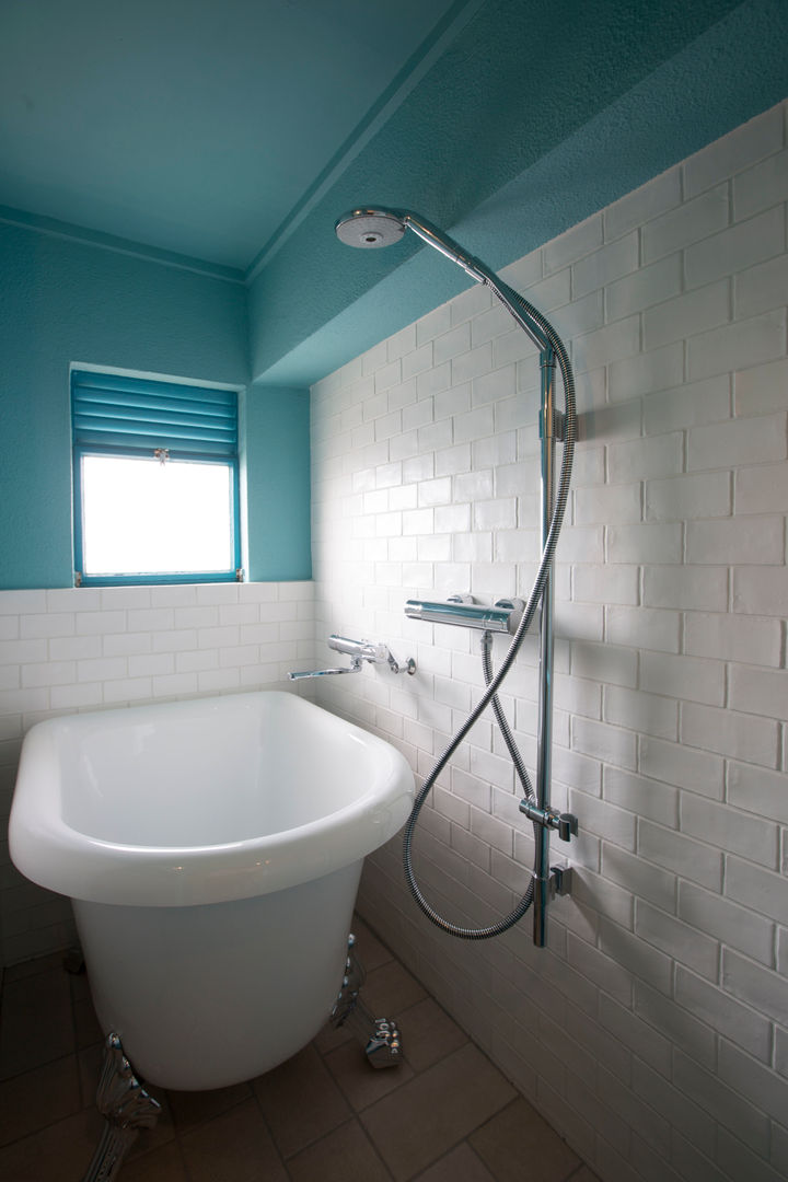 homify Scandinavian style bathroom Bathtubs & showers