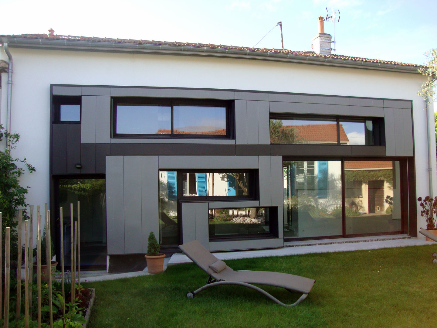 Modification de Façade - rénovation - création d'un niveau, Clemence de Mierry Grangé Clemence de Mierry Grangé Balcone, Veranda & Terrazza in stile moderno