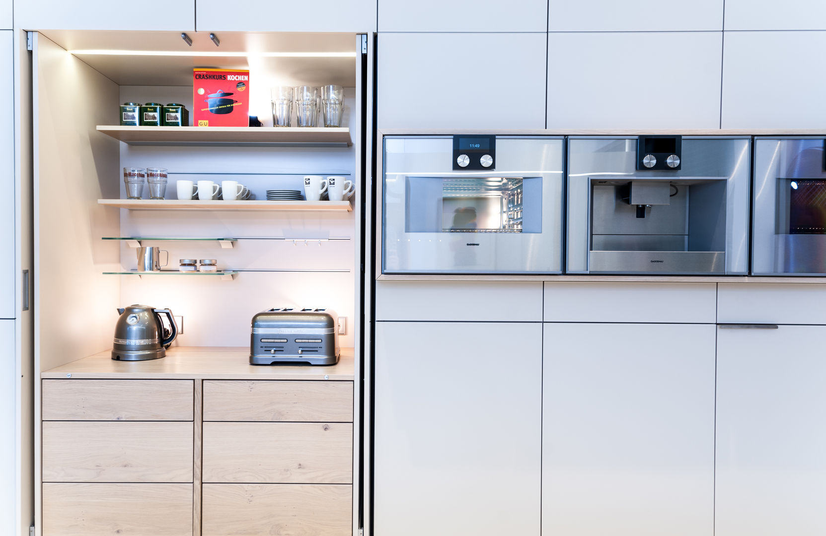 Luxusküche nach Maß, Einschubtüren für eine zusätzliche Arbeitsplatte, Gaggenau-Geräte Klocke Möbelwerkstätte GmbH Moderne Küchen