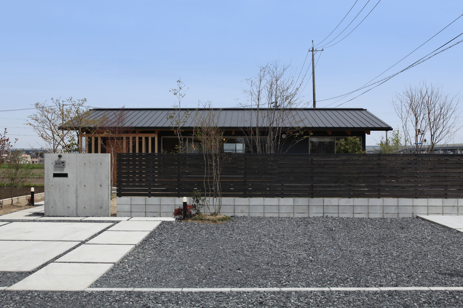 切り妻屋根の平屋の家, 青木昌則建築研究所 青木昌則建築研究所 Case in stile asiatico