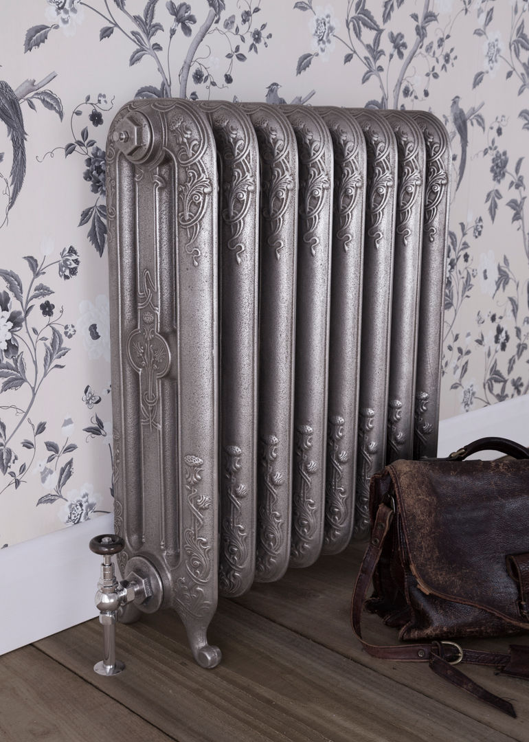 The Thistle Carron Cast Iron Radiator available at UKAA UKAA | UK Architectural Antiques Livings de estilo clásico Accesorios y decoración