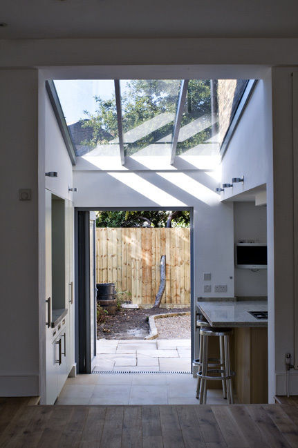 Rear extension and garden Wodu Architects モダンスタイルの 温室