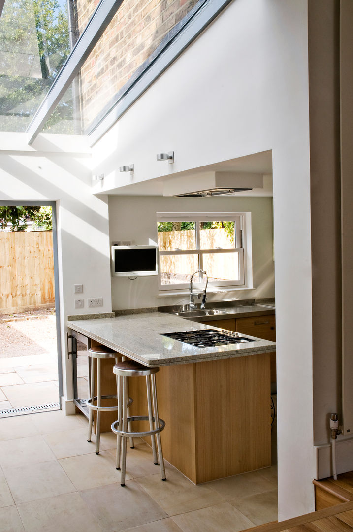 Kitchen and breakfast bar Wodu Architects بيت زجاجي