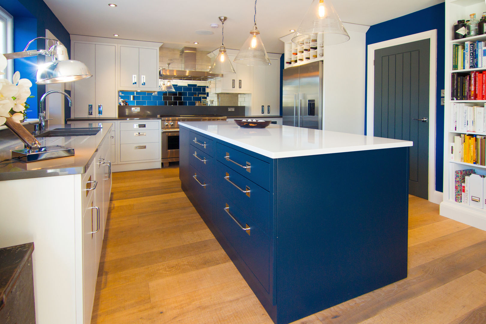 Blue and white modern kitchen homify 모던스타일 주방