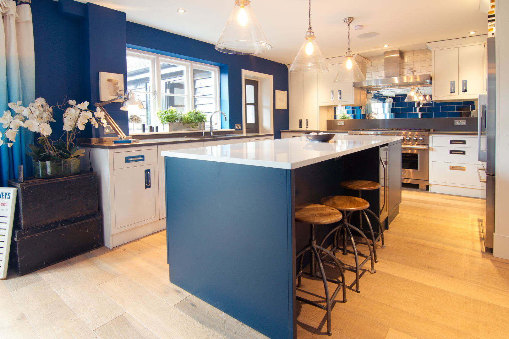 Blue and white modern kitchen homify モダンな キッチン