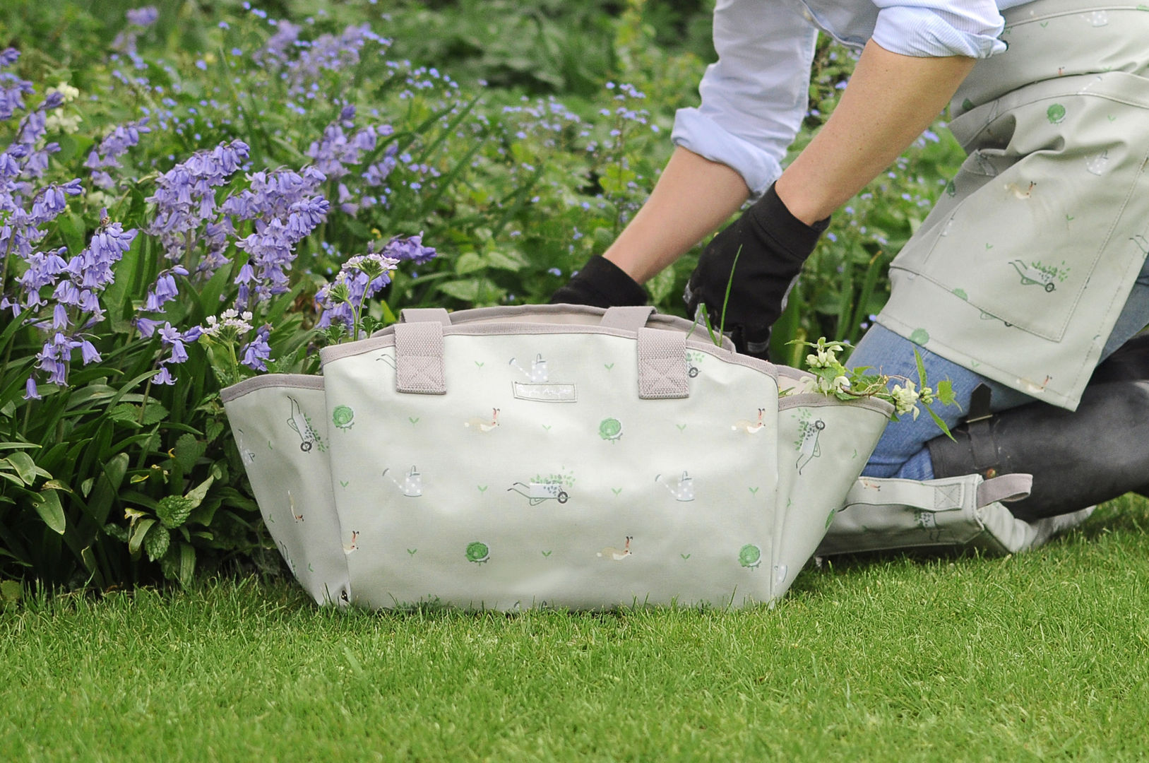 Sophie Allport Gardening Pruning Bag homify Jardines rurales Decoración y accesorios