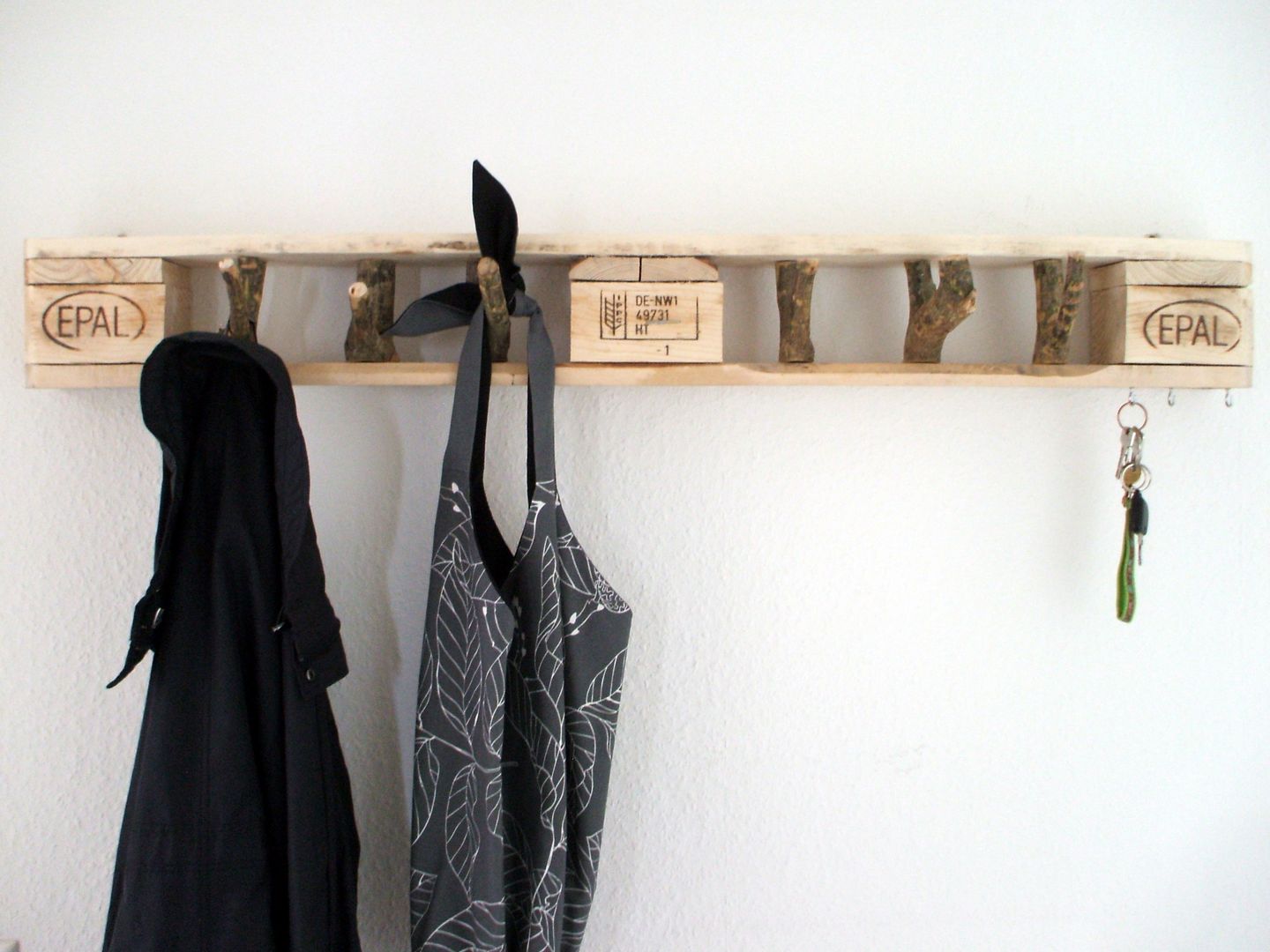 Design Garderobe aus Paletten, M. M. إنتقائي، أسلوب، الرواق، رواق، &، درج شماعة ملابس