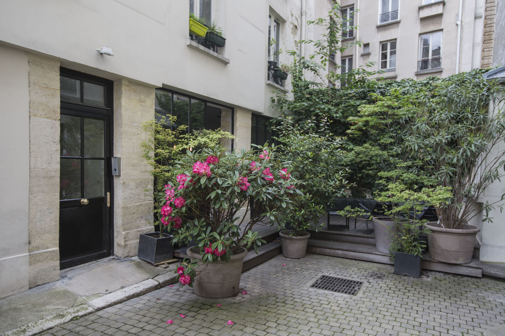 ASILE POPINCOURT 75011 PARIS , cristina velani cristina velani Modern style gardens