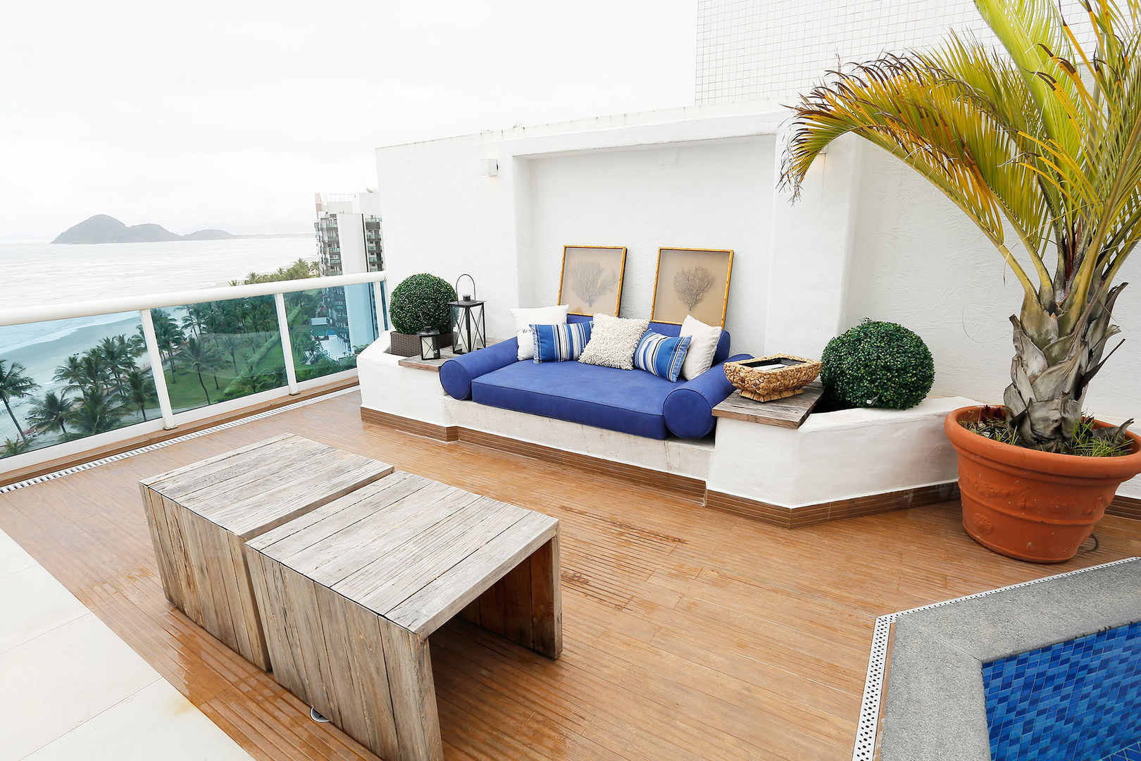 Penthouse Riviera de Sao Lourenço, Mayra Lopes Arquitetura | Interiores Mayra Lopes Arquitetura | Interiores Tropical style balcony, veranda & terrace