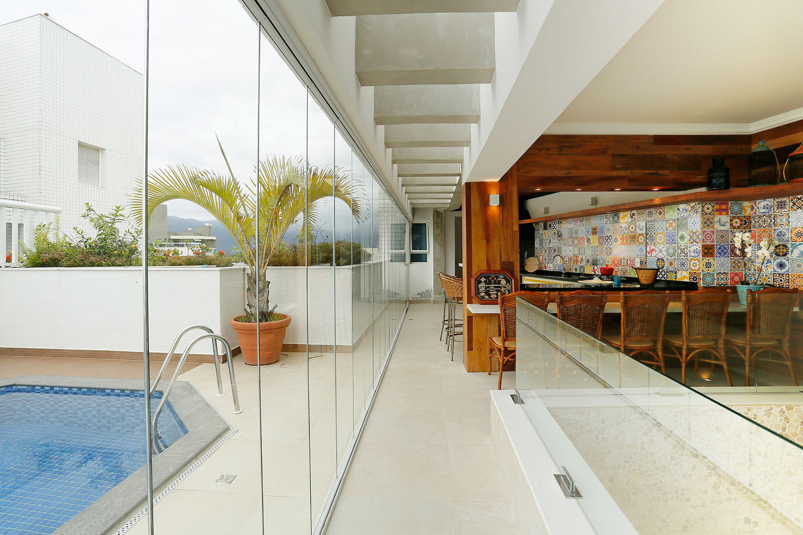 Penthouse Riviera de Sao Lourenço, Mayra Lopes Arquitetura | Interiores Mayra Lopes Arquitetura | Interiores 트로피컬 발코니, 베란다 & 테라스