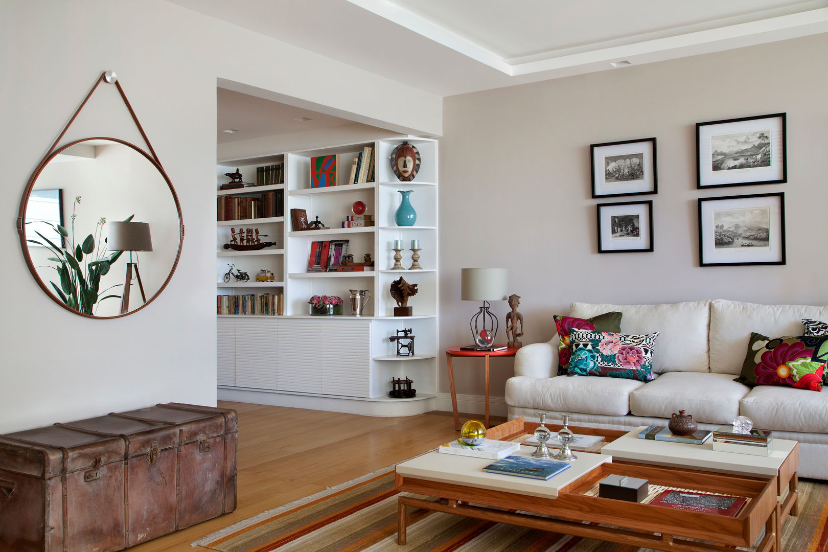 Apartamento com história no Flamengo, Da.Hora Arquitetura Da.Hora Arquitetura Eclectic style living room