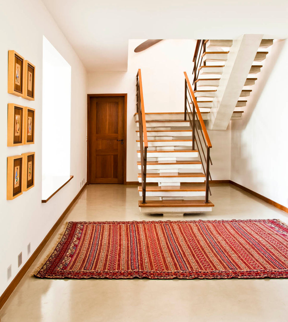 Apartamento Bairro de Higienópolis, CARMELLO ARQUITETURA CARMELLO ARQUITETURA Modern corridor, hallway & stairs