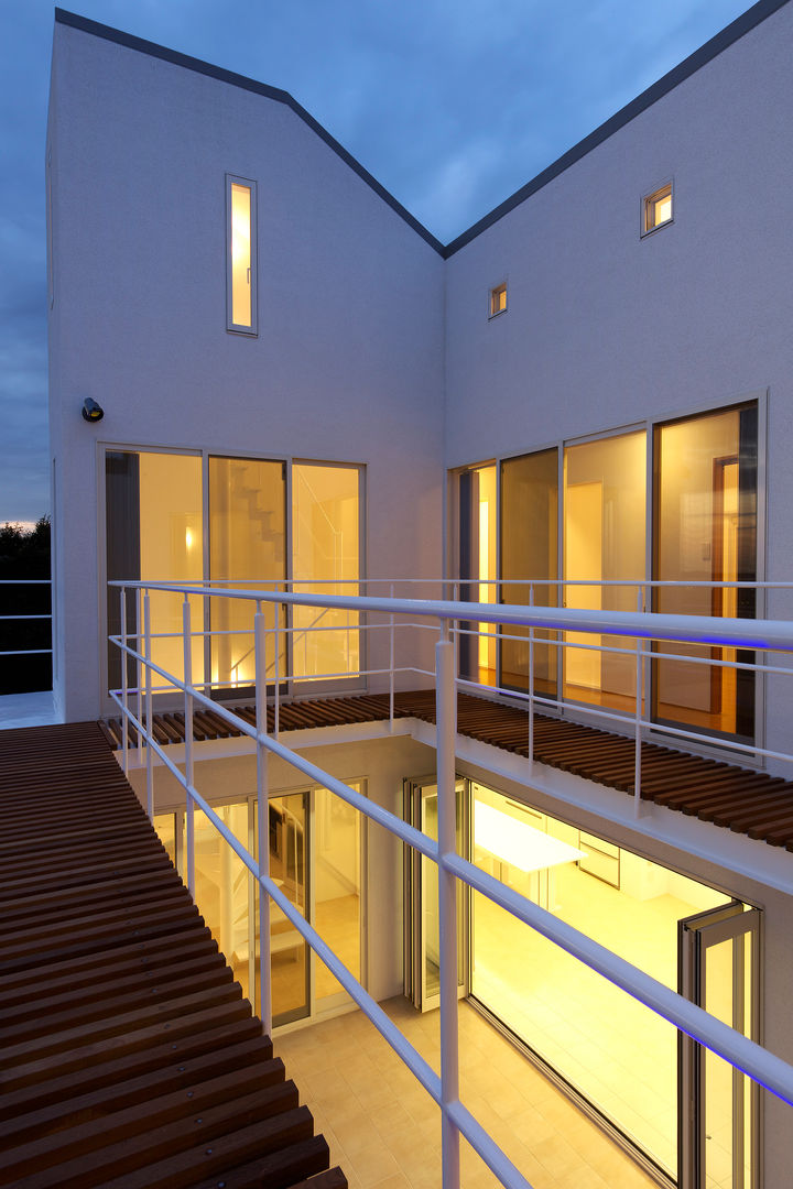 VIEW COURT ～自然・景観・時間・・・空間～, (有)設計工房TOGAWA (有)設計工房TOGAWA Balcones y terrazas de estilo moderno