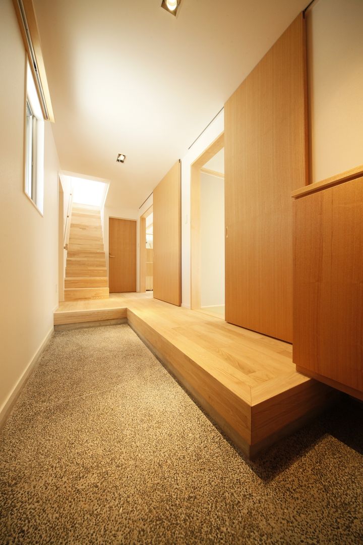 House of Tagawa, 有限会社クリエデザイン／CRÉER DESIGN Ltd. 有限会社クリエデザイン／CRÉER DESIGN Ltd. Modern corridor, hallway & stairs