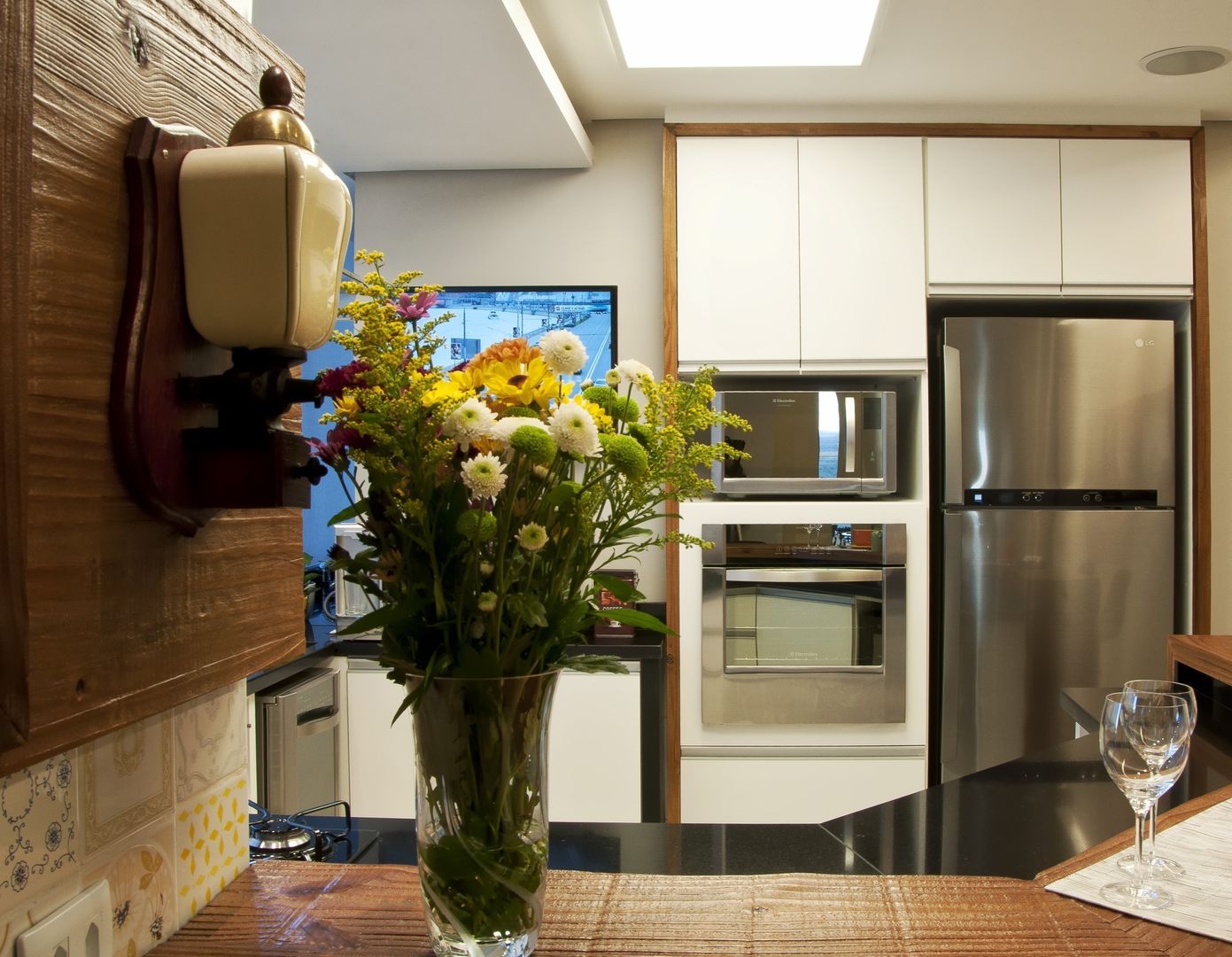 REFORMA EM APARTAMENTO CONSTRUÍDO A MAIS DE 50 ANOS., Tania Bertolucci de Souza | Arquitetos Associados Tania Bertolucci de Souza | Arquitetos Associados Modern kitchen