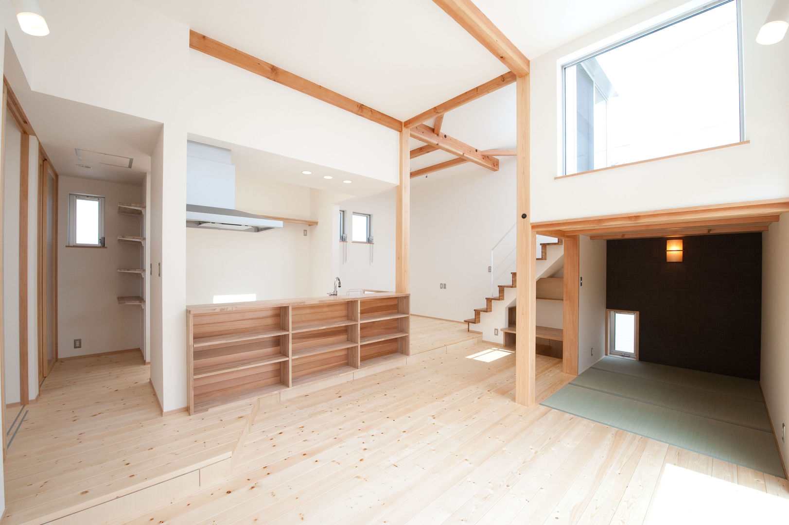 『光あふれる家族スペースの住まい』, m+h建築設計スタジオ m+h建築設計スタジオ Living room