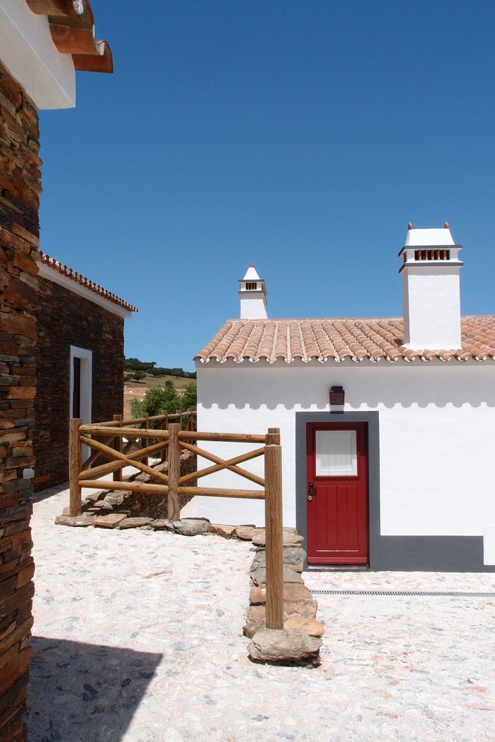 Casa tradicional no Alentejo no meio da natureza, José Baganha & Arquitectos Associados José Baganha & Arquitectos Associados Landhäuser