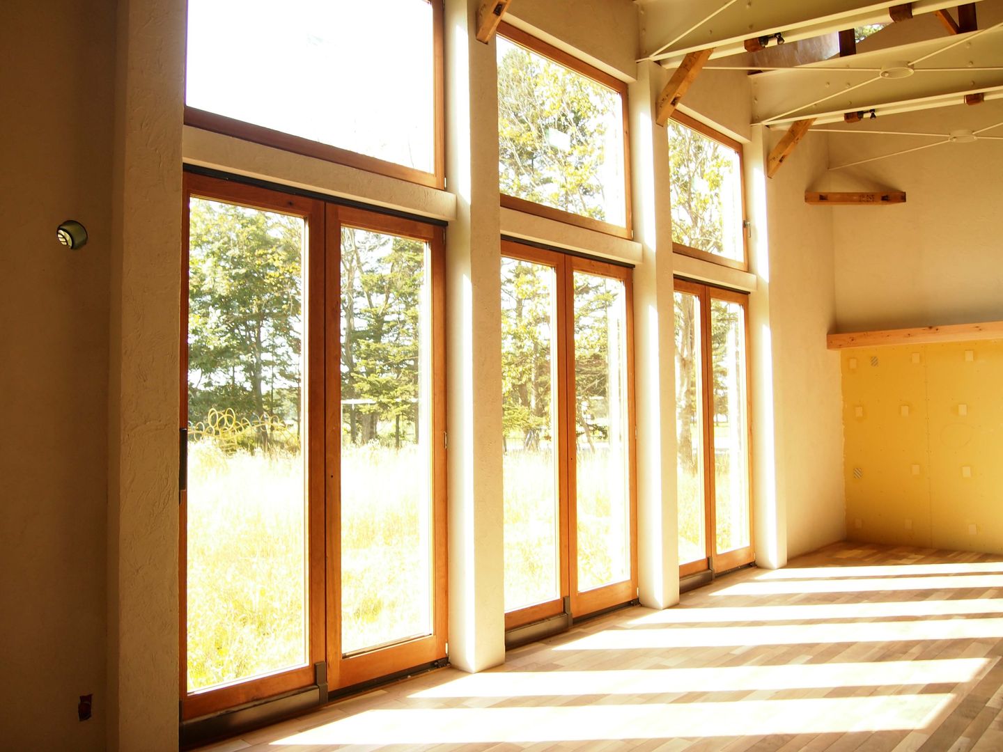 『家』 から、暮らしを彩る 『小物』 まで、 家の全てを『旅する木』で！！, 家具工房旅する木 家具工房旅する木 Industrial style windows & doors Windows