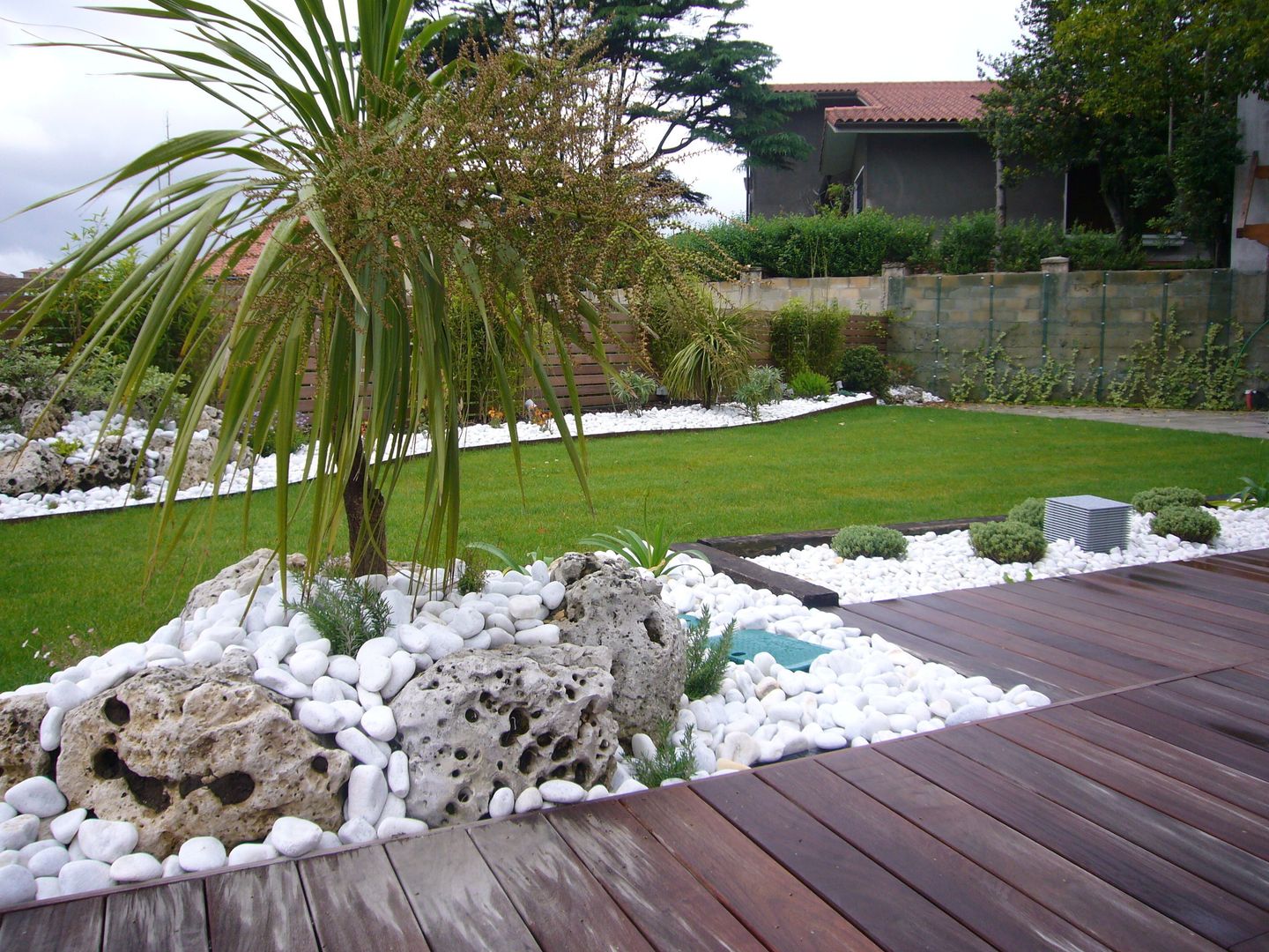 DETALLE DE JARDIN MODERNO. ERRASTI Jardines de estilo moderno