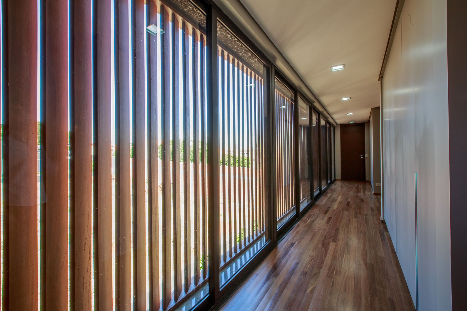 Residência HTI, WTstudio WTstudio Modern corridor, hallway & stairs