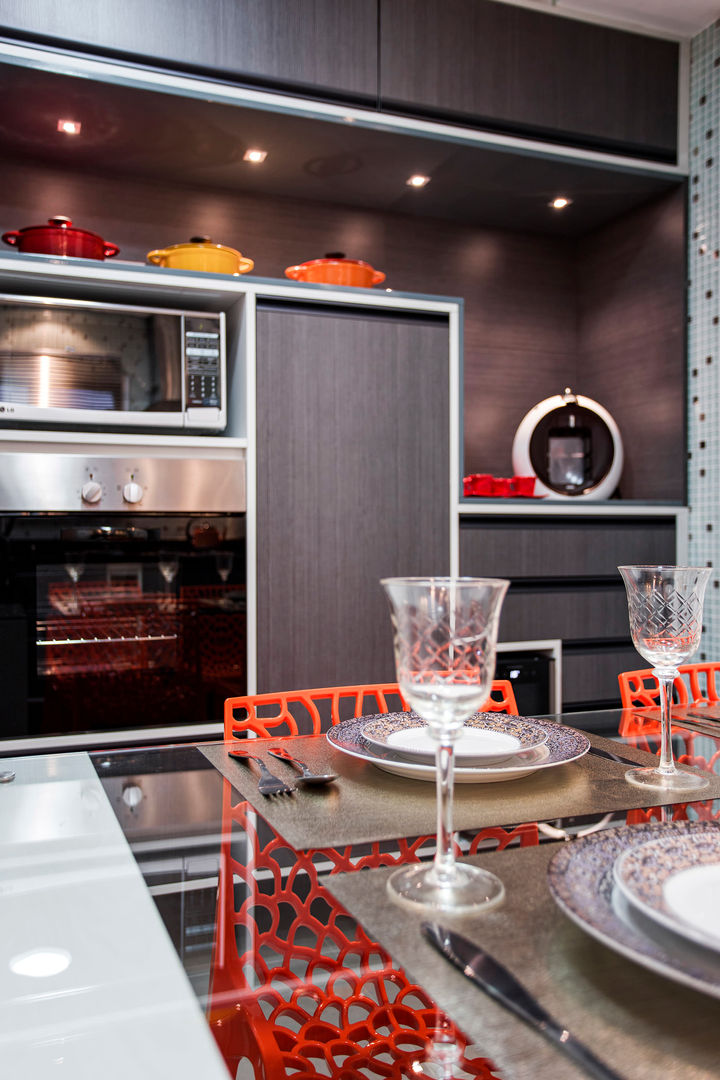 Apartamento Chácara Klabin (SP), Amanda Pinheiro Design de interiores Amanda Pinheiro Design de interiores Modern kitchen Cabinets & shelves