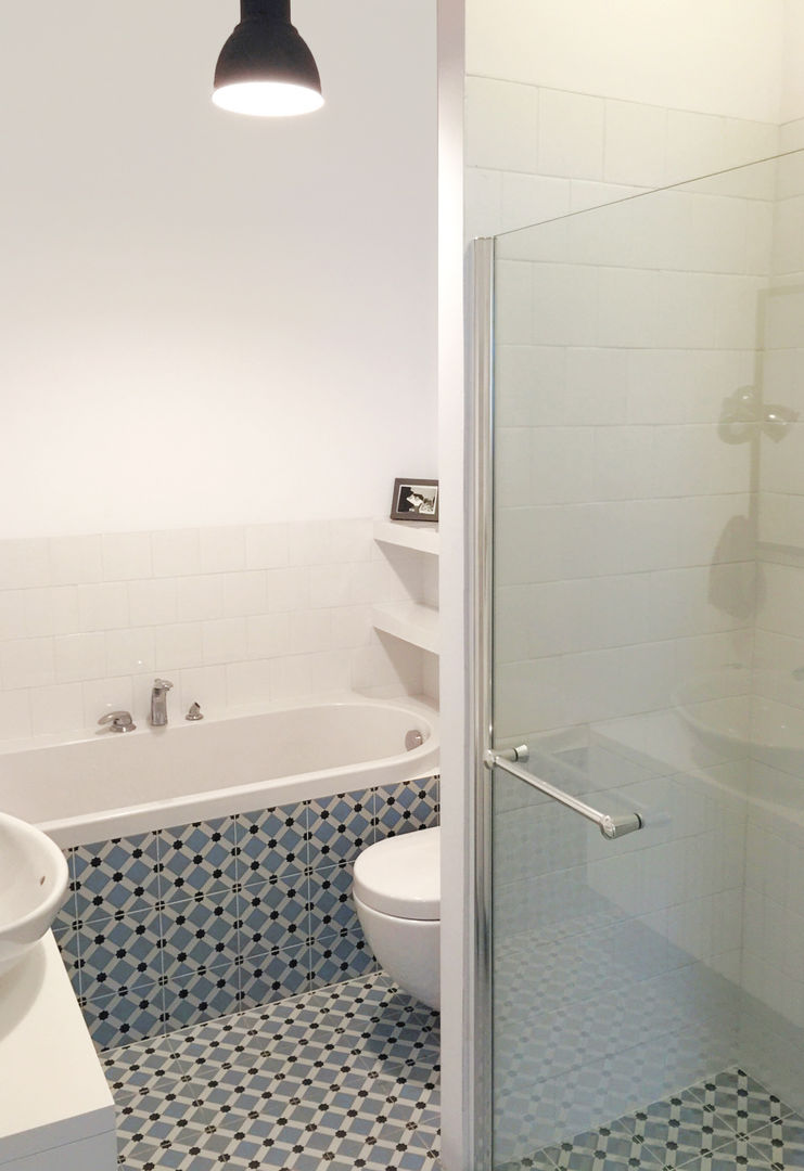 White square tiles homify Phòng tắm phong cách Bắc Âu
