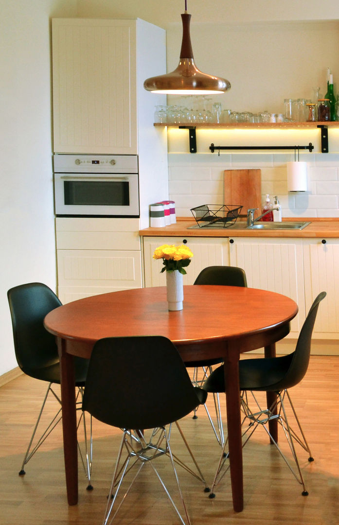 Round table homify Kitchen