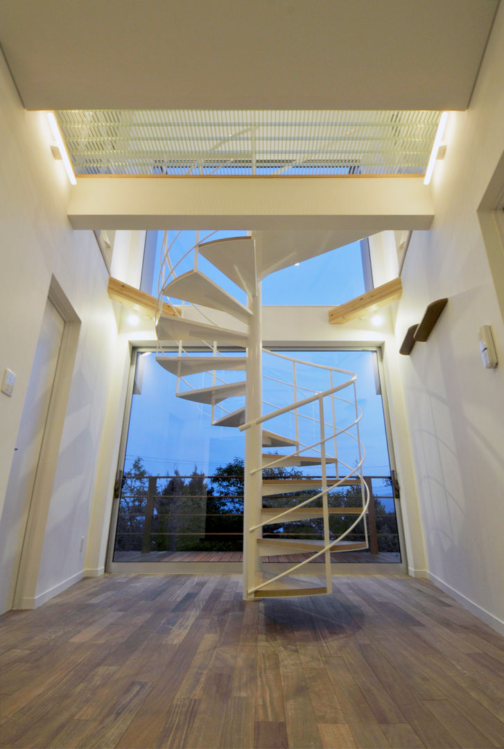 海を眺める“望遠鏡”住宅, ディアーキテクト設計事務所 ディアーキテクト設計事務所 Modern corridor, hallway & stairs