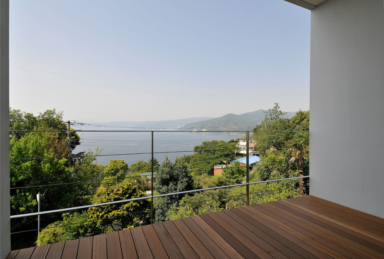 海を眺める“望遠鏡”住宅, ディアーキテクト設計事務所 ディアーキテクト設計事務所 Moderne balkons, veranda's en terrassen