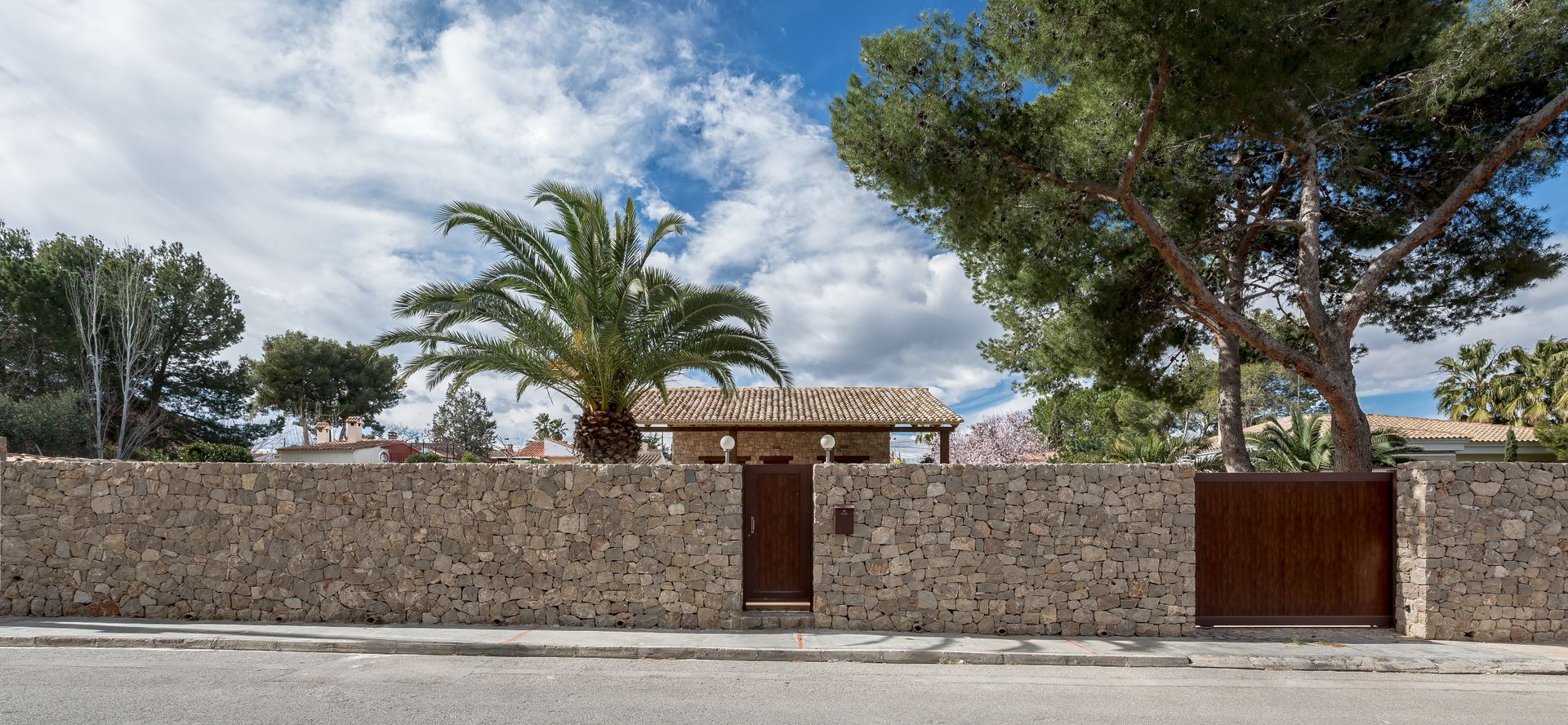 Valla de piedra LLIBERÓS SALVADOR Arquitectos Casas unifamilares