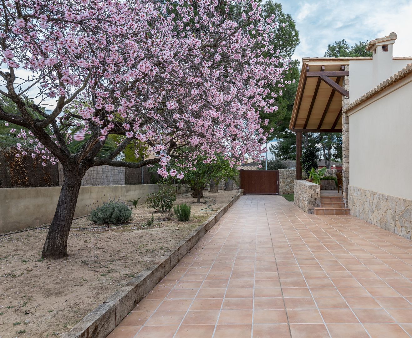 Casa del Porche de Piedra, LLIBERÓS SALVADOR Arquitectos LLIBERÓS SALVADOR Arquitectos Окремий будинок