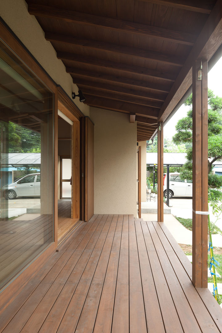 和の中心の家, 田中ナオミアトリエ 田中ナオミアトリエ Eclectic style balcony, porch & terrace