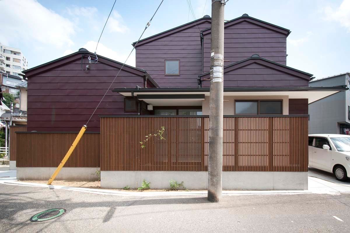 石引の家｜築30年の住宅をガルバリウムで軽量化, 家山真建築研究室 Makoto Ieyama Architect Office 家山真建築研究室 Makoto Ieyama Architect Office Casas de estilo escandinavo