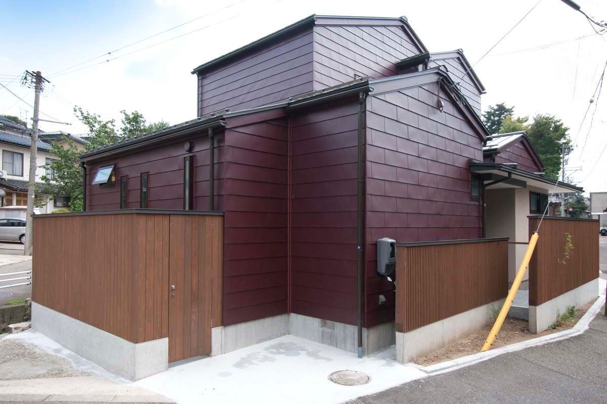 石引の家｜築30年の住宅をガルバリウムで軽量化, 家山真建築研究室 Makoto Ieyama Architect Office 家山真建築研究室 Makoto Ieyama Architect Office Houses