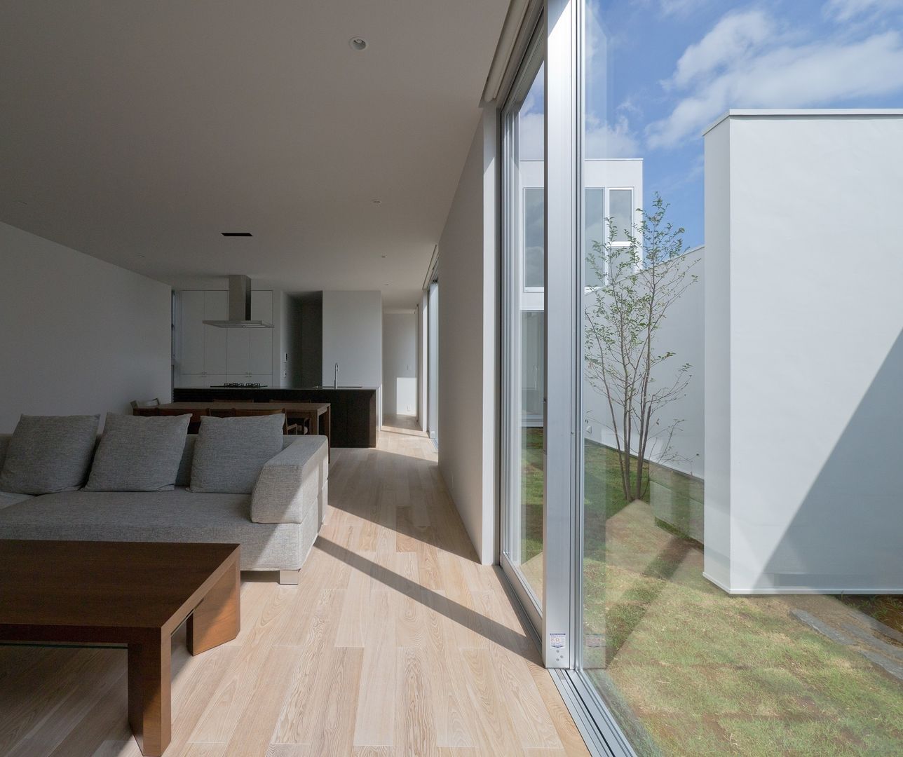 3×10 Court house, e do design 一級建築士事務所 e do design 一級建築士事務所 Modern living room