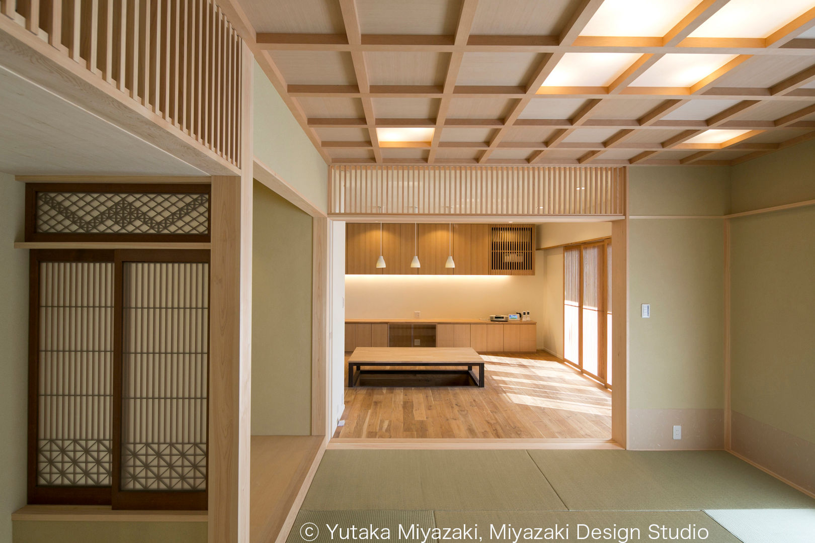 ​A residence with the bridge and the roof deck / The Japanese room 宮崎豊・MDS建築研究所 客廳