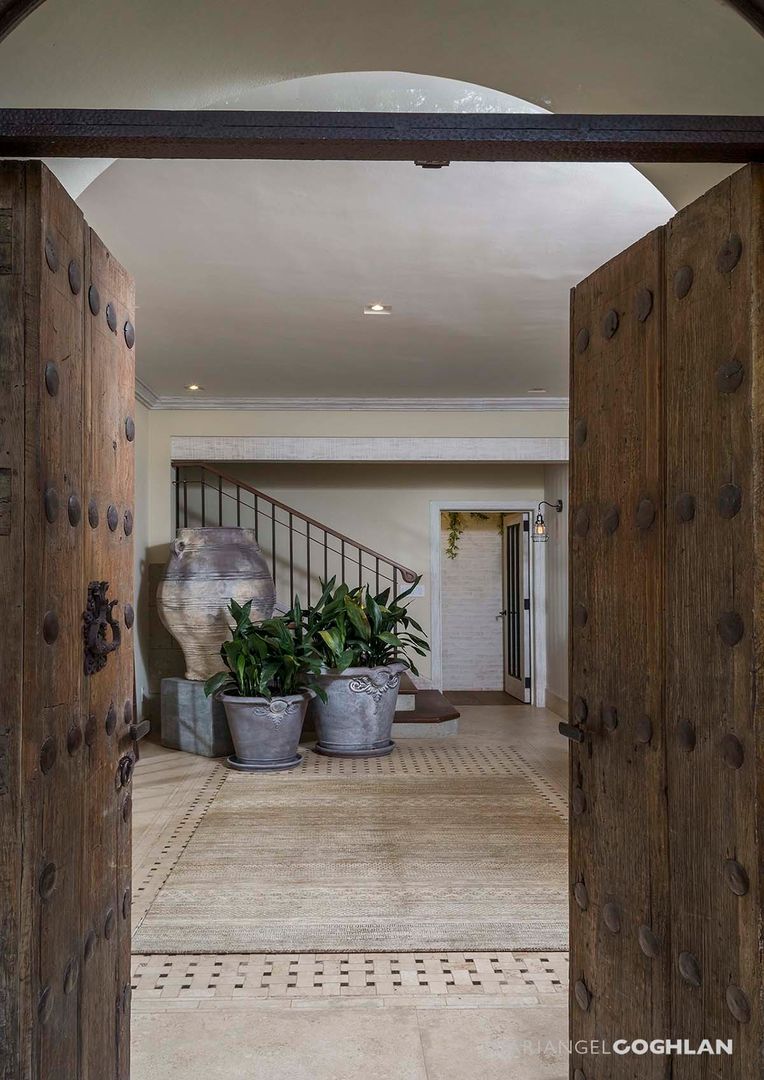 Roble, MARIANGEL COGHLAN MARIANGEL COGHLAN Modern Corridor, Hallway and Staircase