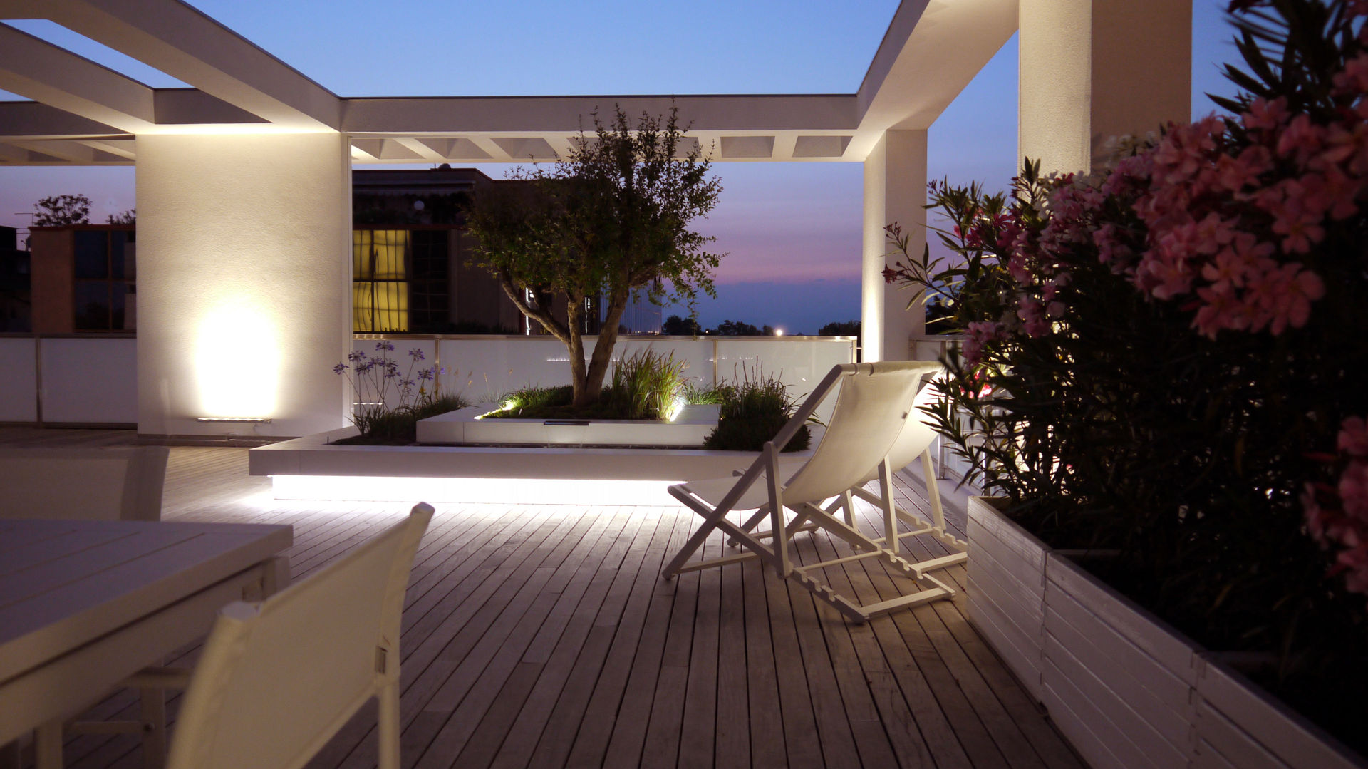 Un attico a Jesolo., ESTERNIDAUTORE ESTERNIDAUTORE minimalist style balcony, porch & terrace