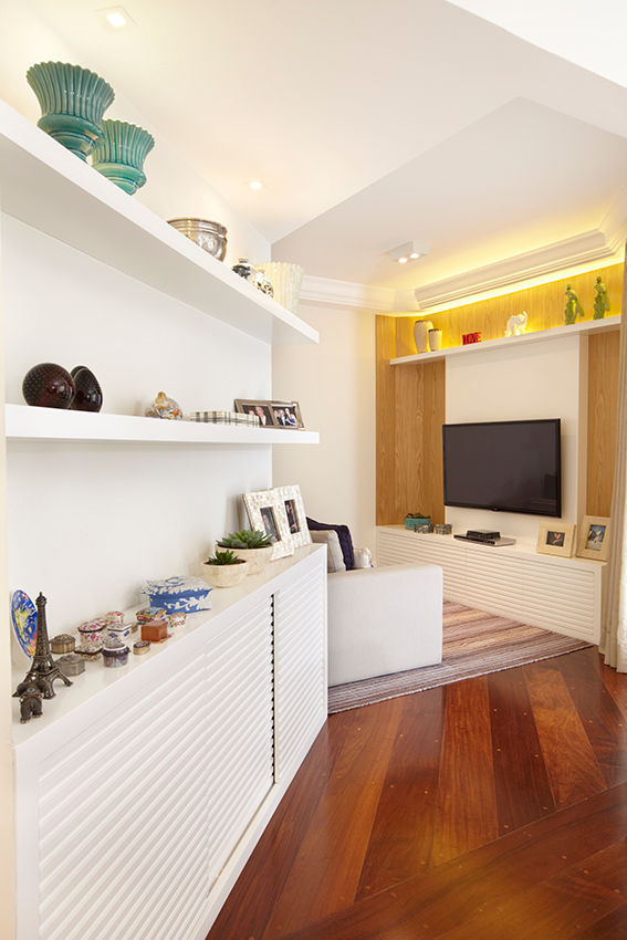 APARTAMENTO CHÁCARA SANTO ANTÔNIO - SÃO PAULO, JULIANA MUCHON ARQUITETURA E INTERIORES JULIANA MUCHON ARQUITETURA E INTERIORES Salas de estilo clásico Muebles de televisión y dispositivos electrónicos