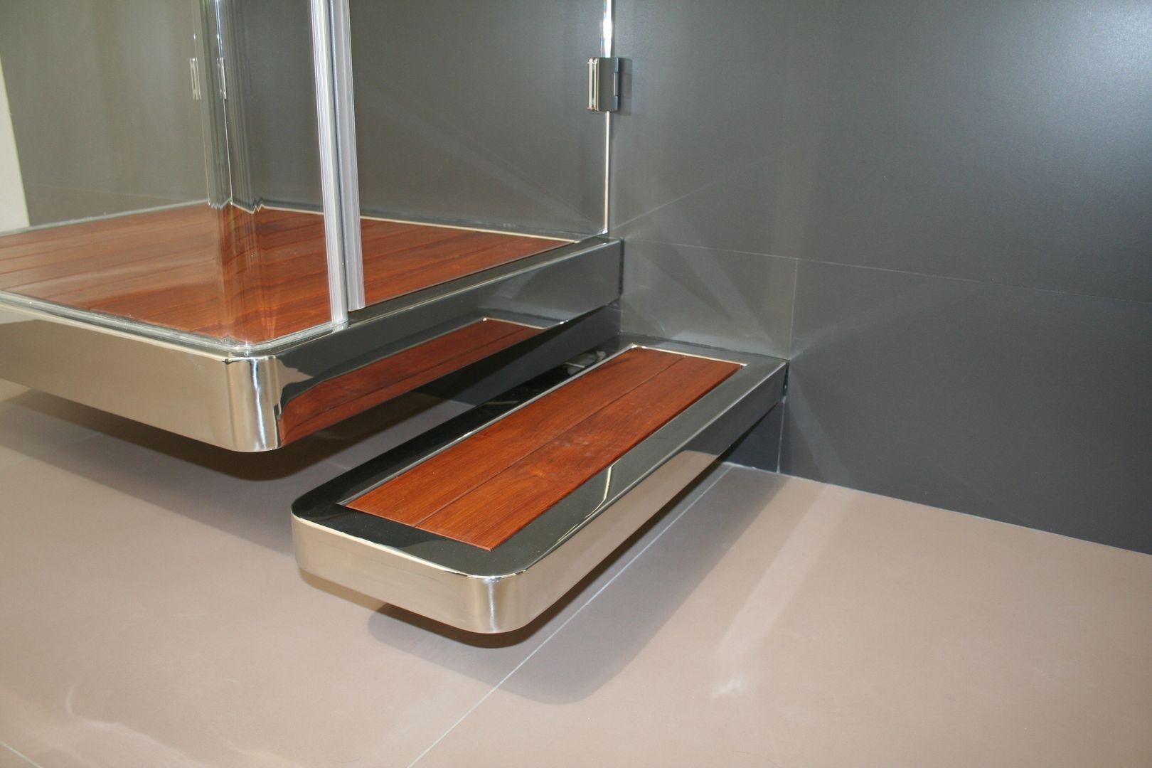 Piatto doccia sospeso, SILVERPLAT SILVERPLAT Modern bathroom Bathtubs & showers