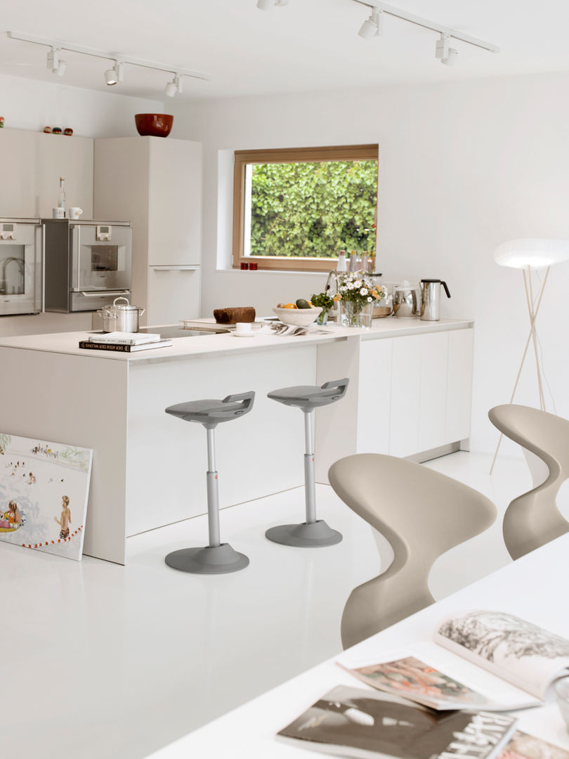 homify Kitchen Tables & chairs