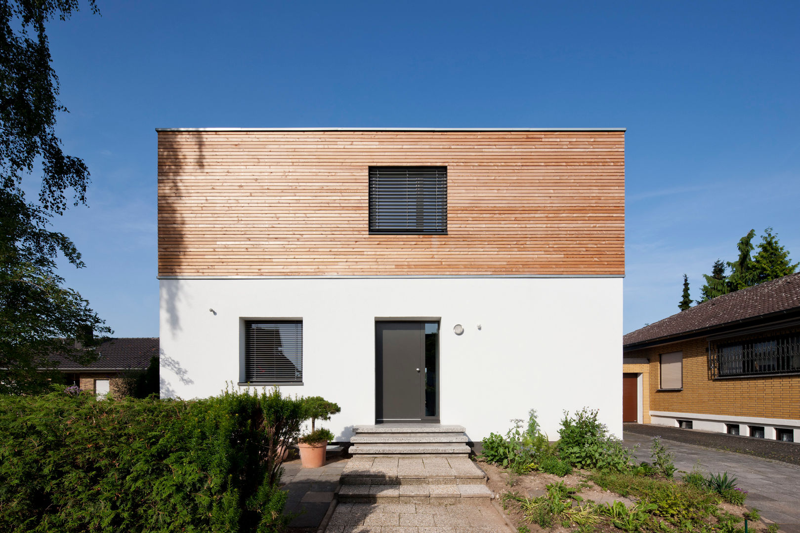 Wohnhaus Niederkassel , Corneille Uedingslohmann Architekten Corneille Uedingslohmann Architekten Дома в стиле модерн