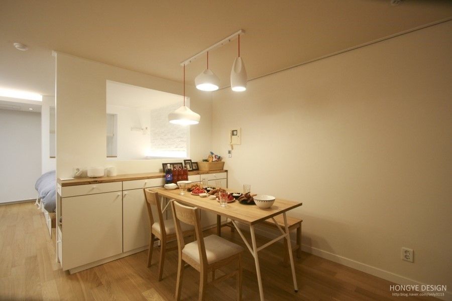 아늑한 느낌의 신혼집 인테리어, 홍예디자인 홍예디자인 Modern dining room