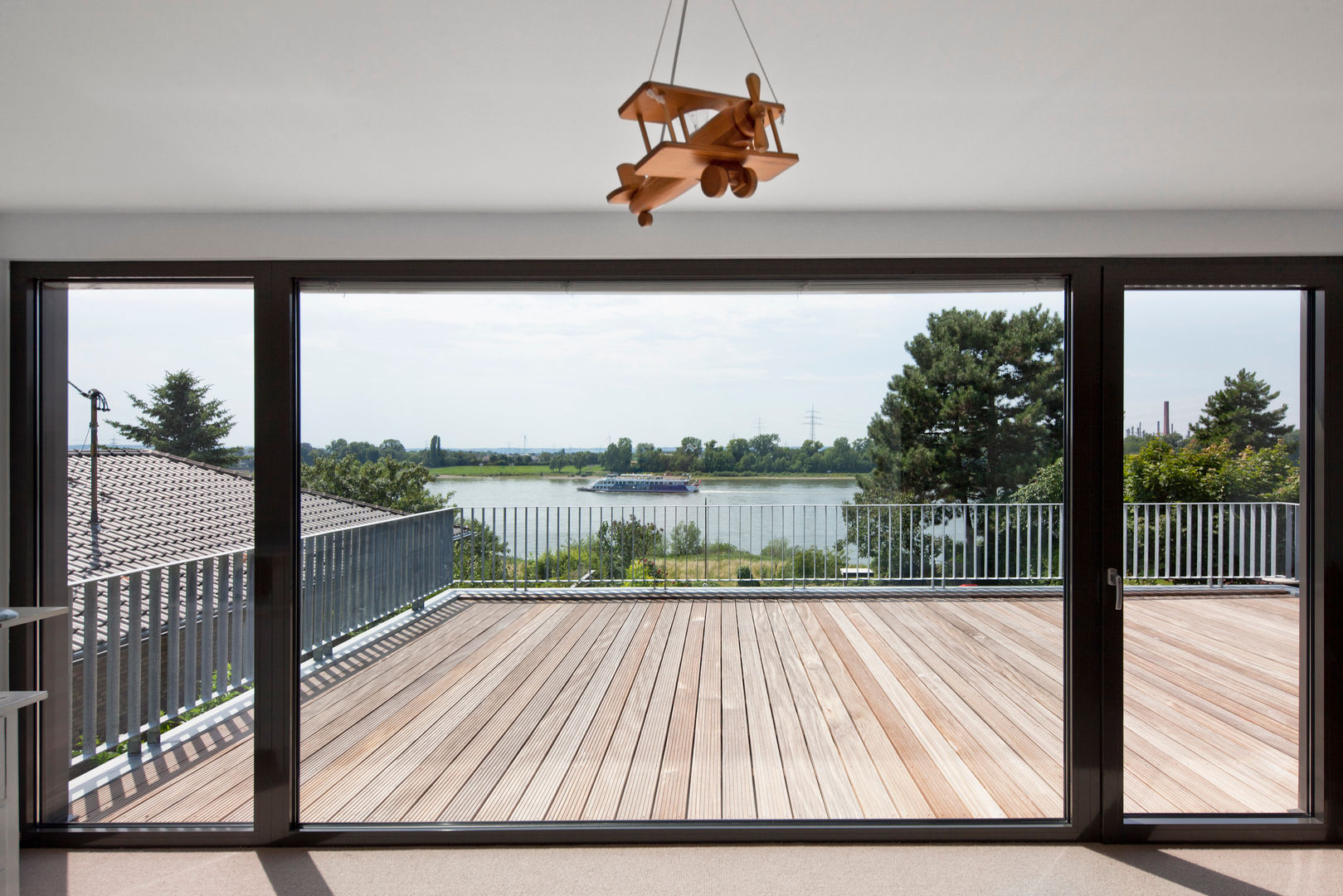 Wohnhaus Niederkassel , Corneille Uedingslohmann Architekten Corneille Uedingslohmann Architekten Modern balcony, veranda & terrace