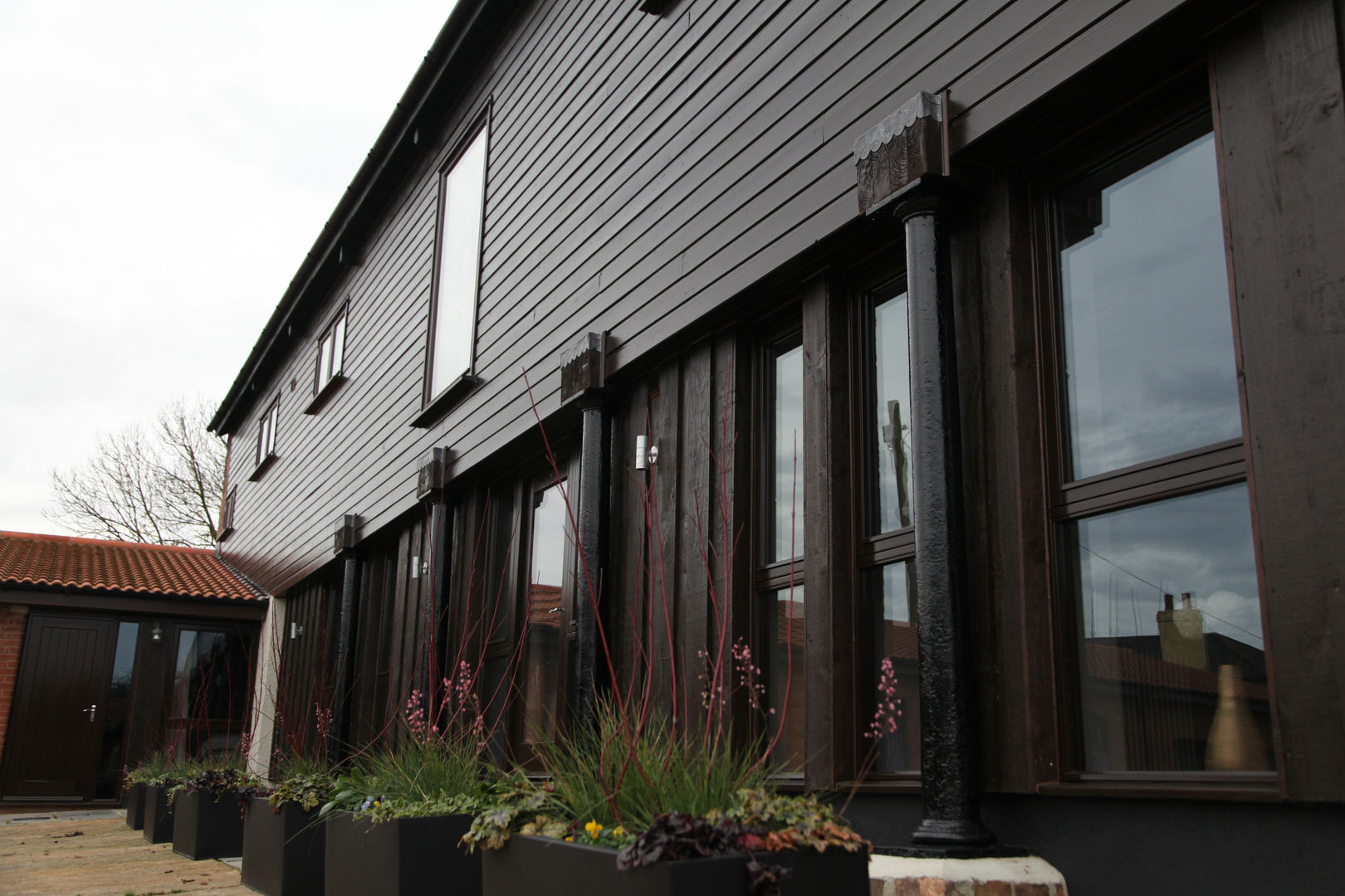 Barn conversion from a former Granary Barn to a contemporary four bedroom home, Flow Interiors Flow Interiors Modern walls & floors