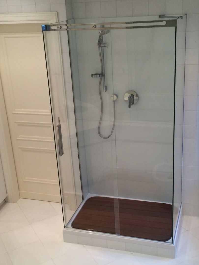 Box doccia scorrevole , SILVERPLAT SILVERPLAT Modern style bathrooms Bathtubs & showers