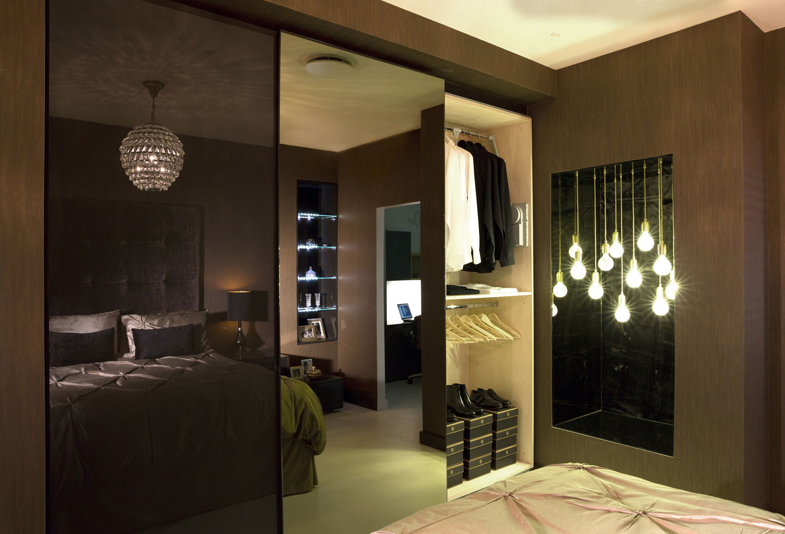 Ultra gloss chocolate bedroom suite homify Dormitorios de estilo moderno