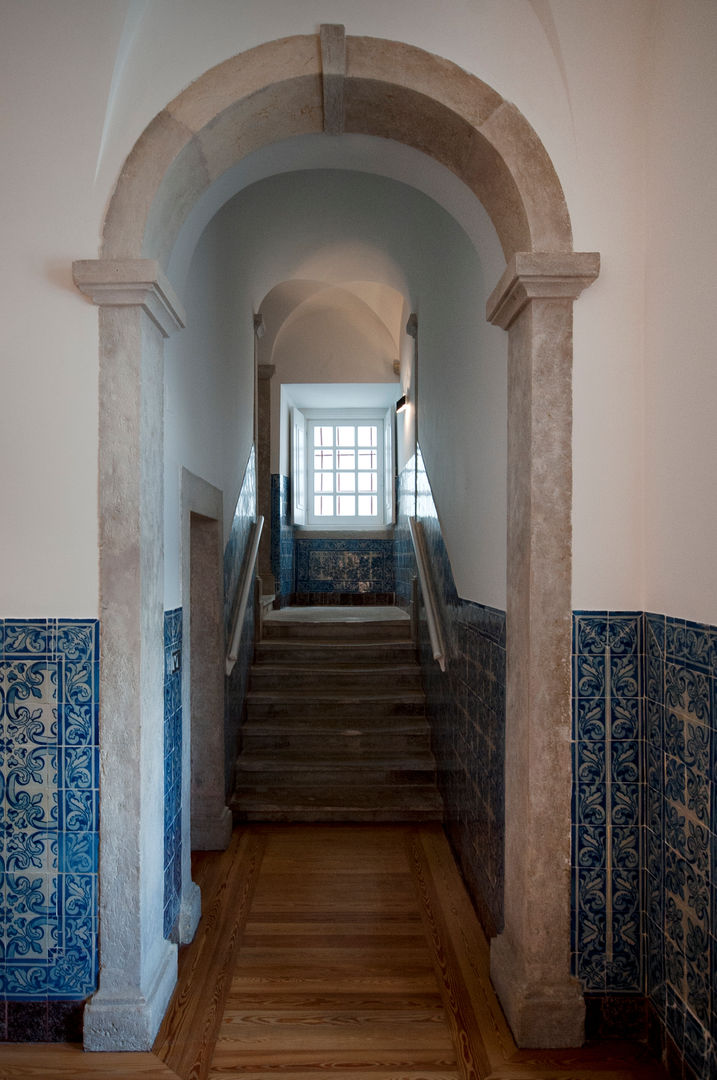 CONVENTO DOS INGLESINHOS, Staging Factory Staging Factory Rustic style corridor, hallway & stairs