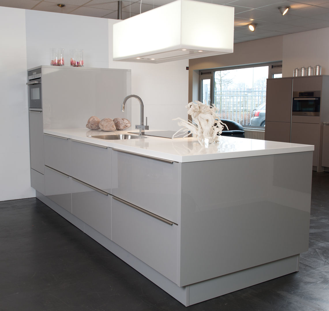 Wie wil er een eiland in zijn keuken?, Tinnemans Keukens Tinnemans Keukens Modern kitchen